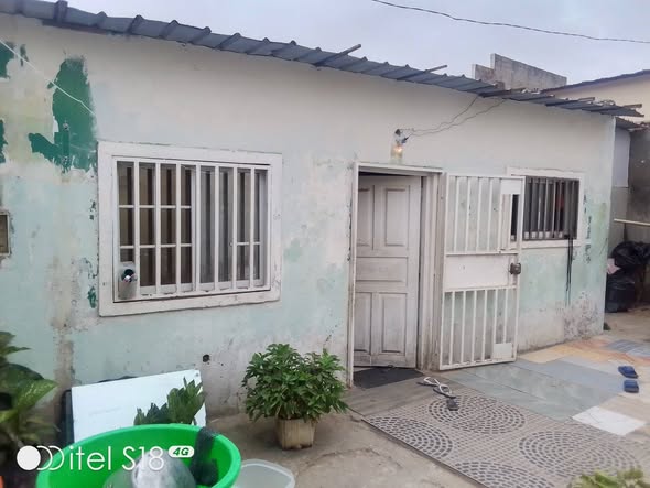 Vende-se esta Residência 🏠 T2 + 2 anexos no quintal.