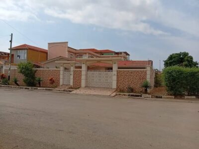 ARRENDA-SE UMA VIVENDA DE ESQUINA MOBILIADA E COM PISCINA