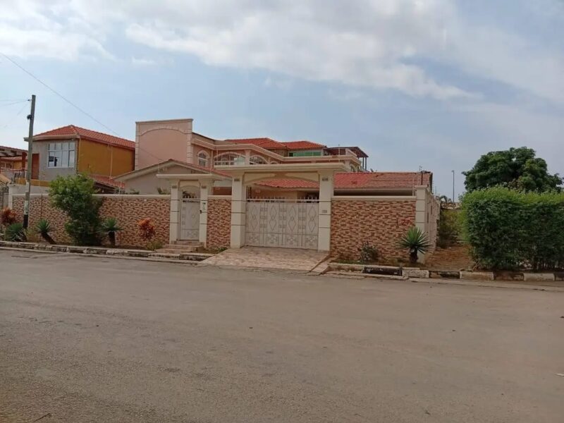 ARRENDA-SE UMA VIVENDA DE ESQUINA MOBILIADA E COM PISCINA