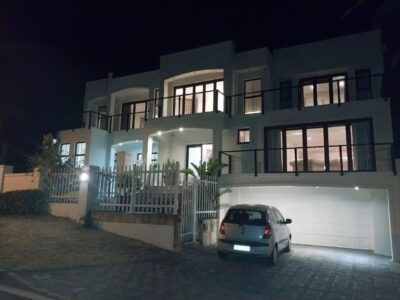 Vende-se está belíssima vivenda na África do Sul no bairro Bloubergstrand