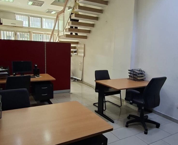 ESCRITÓRIO COM 150 M² MOBILADO