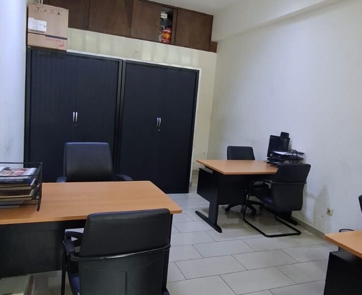 ESCRITÓRIO COM 150 M² MOBILADO