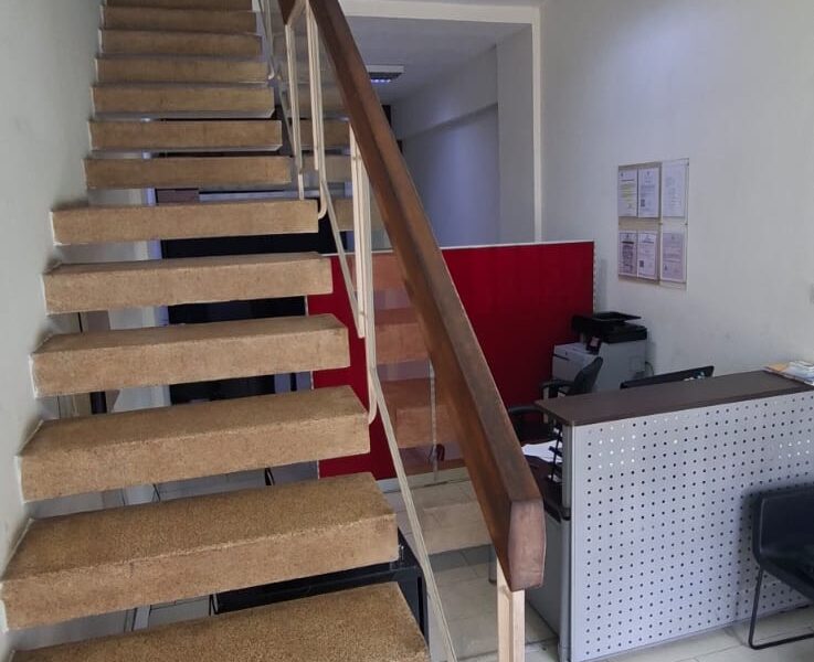 ESCRITÓRIO COM 150 M² MOBILADO