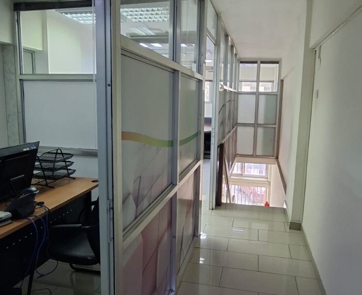 ESCRITÓRIO COM 150 M² MOBILADO