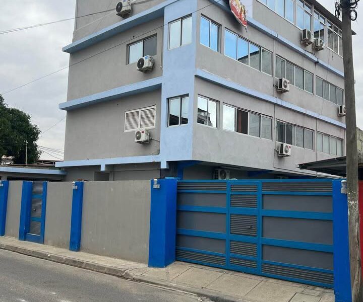 *VENDE-SE ESTE EDIFÍCIO COM 14 QUARTOS SENDO 13 SUITES E UM NORMAL*