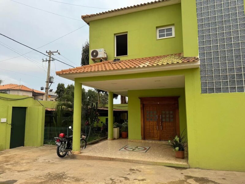 VENDE-SE ESTA VIVENDA V4+ ANEXO E PISCINA NO BENFICA SENTIDO BFA*