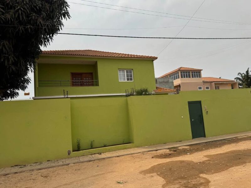 VENDE-SE ESTA VIVENDA V4+ ANEXO E PISCINA NO BENFICA SENTIDO BFA*