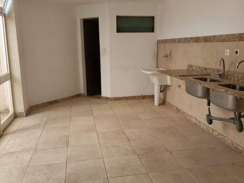 Para arrendamento temos está moradia Duplex no condomínio Luar de Talatona