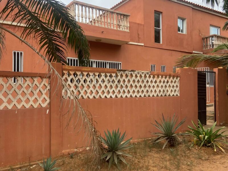 Vende-se Duas vivendas no preço único de 100Milhões