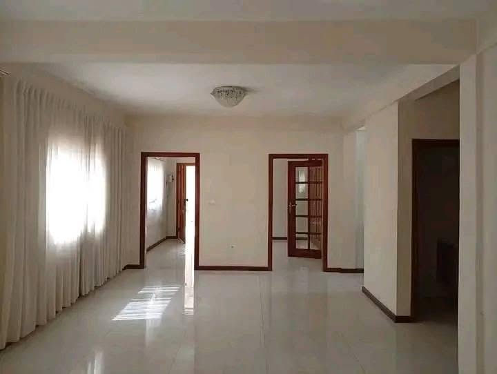 VENDE-SE UM 1•ANDAR T4,EM VIANA