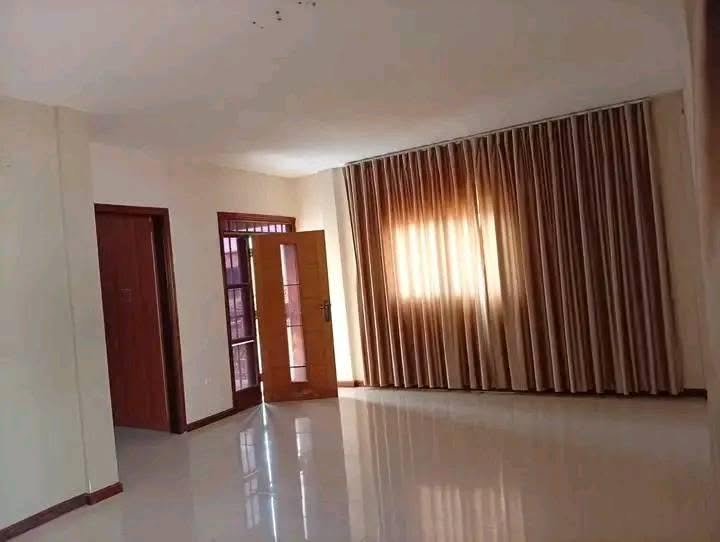 VENDE-SE UM 1•ANDAR T4,EM VIANA