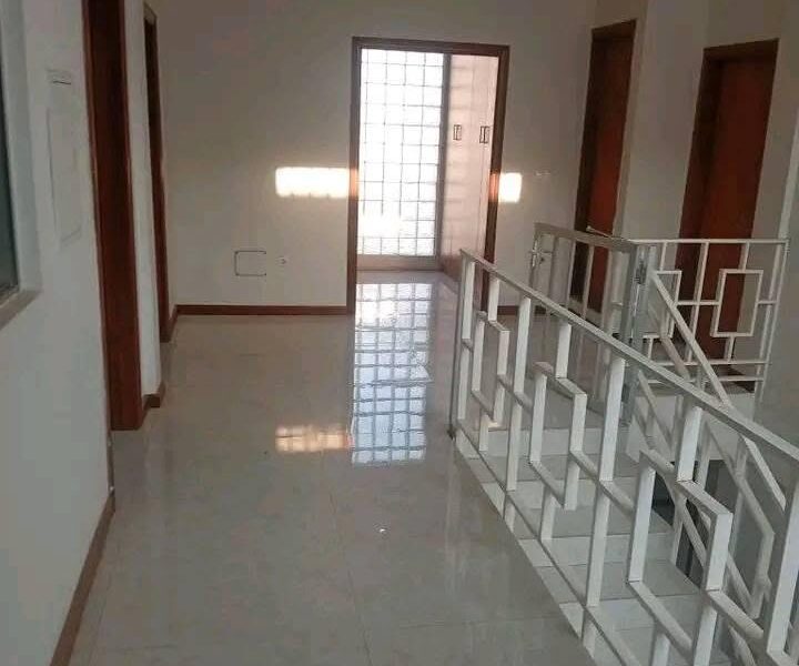 VENDE-SE UM 1•ANDAR T4,EM VIANA