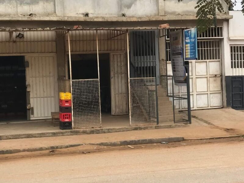 Arrenda se este espaço comercial grande no camama🏡