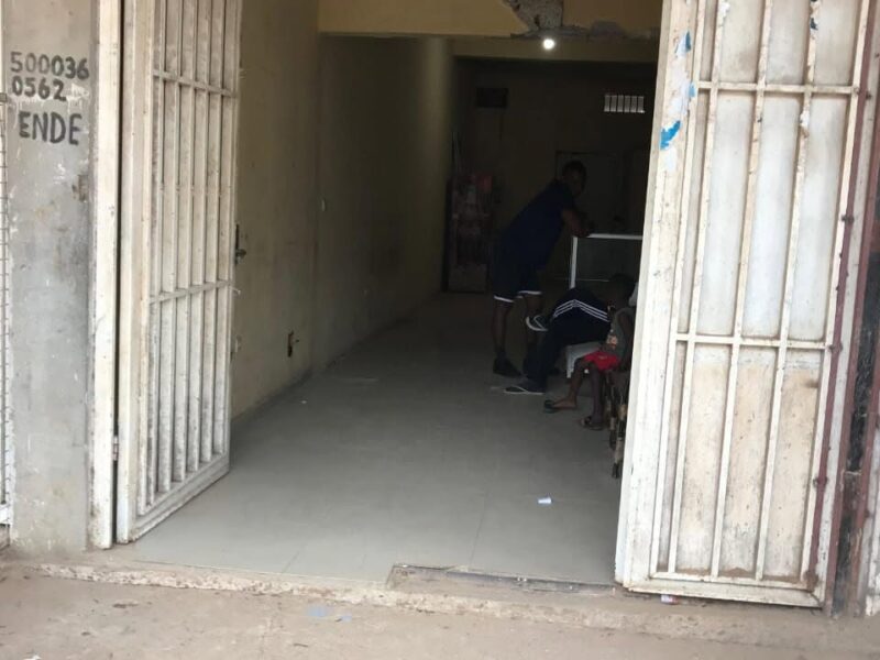 Arrenda se este espaço comercial grande no camama🏡