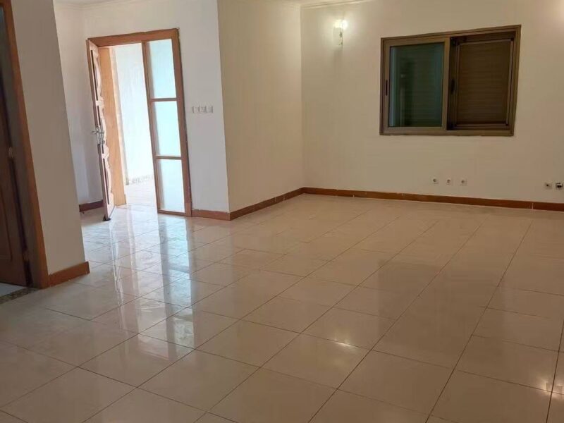 Para arrendamento temos está moradia Duplex no condomínio Luar de Talatona