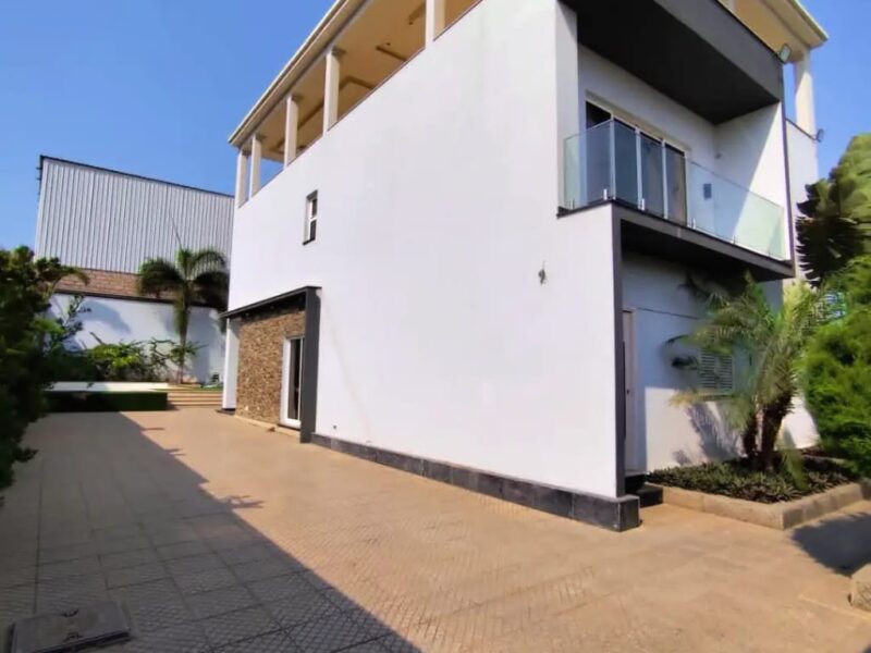 Vivenda V5 duplex com Piscina e Anexo