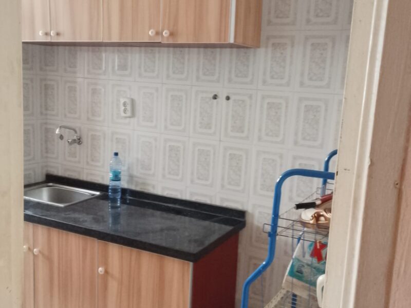 Arrenda se t1 com varanda