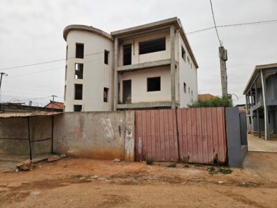 Edifício inacabado para venda imediata.