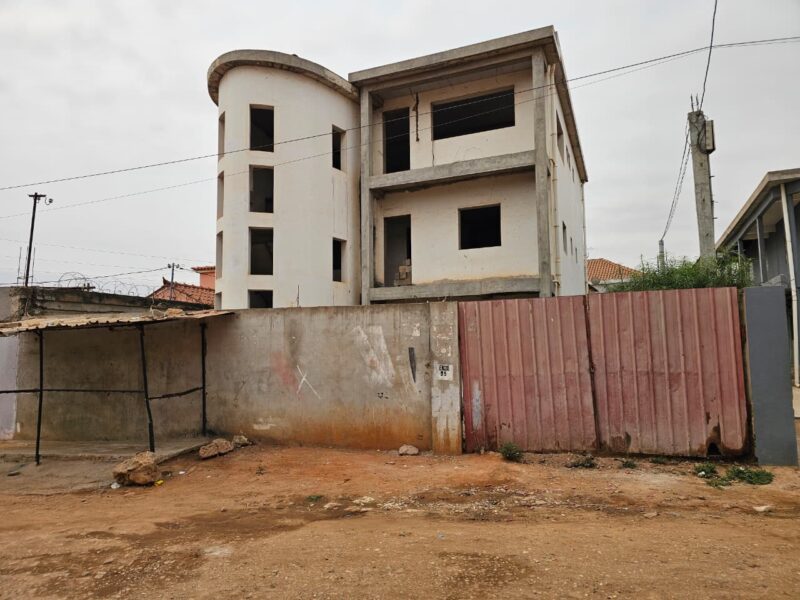 Edifício inacabado para venda imediata.
