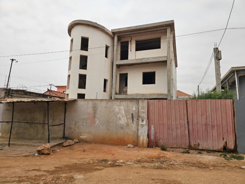 Edifício inacabado para venda imediata.
