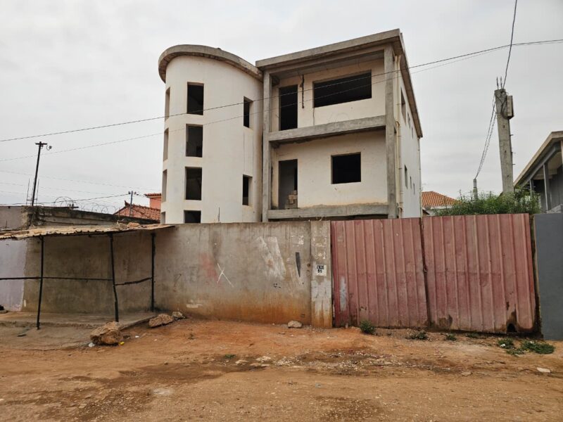 Edifício inacabado para venda imediata.