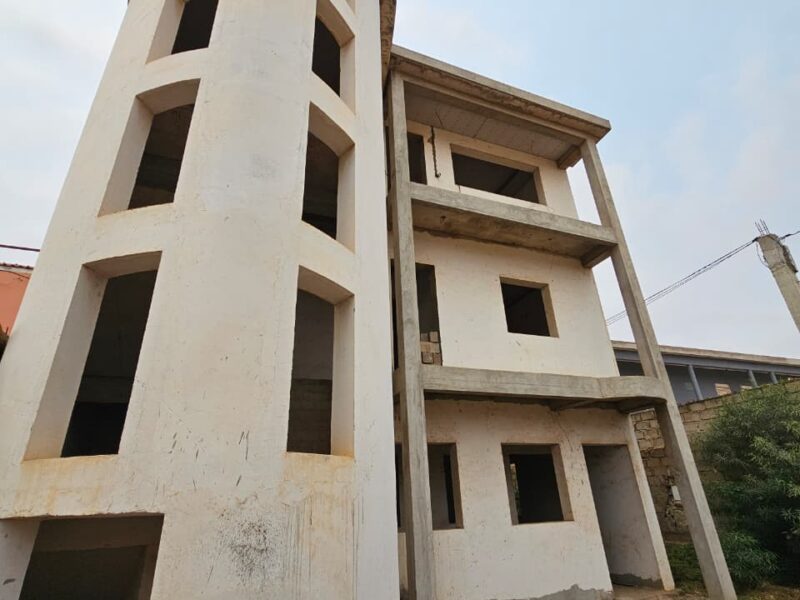 Edifício inacabado para venda imediata.