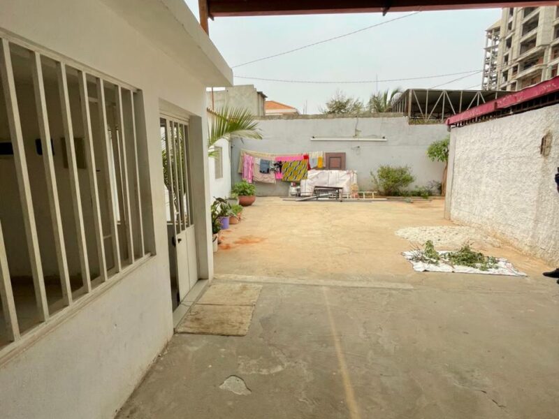 ARRENDA-SE ESTA MORADIA TIPOLOGIA T3 ( COM PRIVACIDADE ) BEIRA À ESTRADA