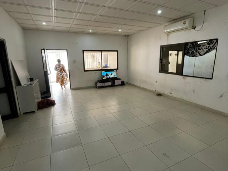 ARRENDA-SE ESTA MORADIA TIPOLOGIA T3 ( COM PRIVACIDADE ) BEIRA À ESTRADA