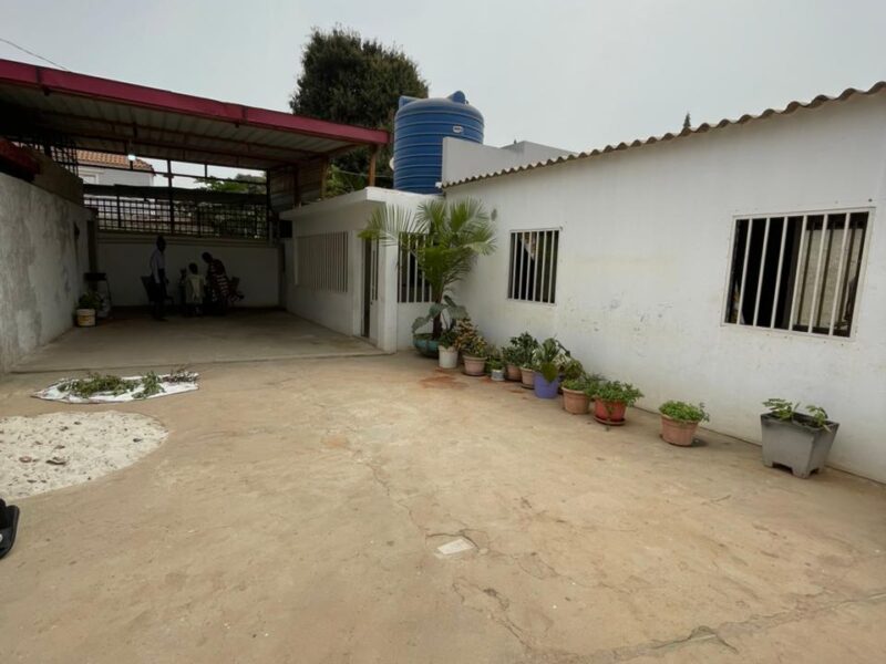 ARRENDA-SE ESTA MORADIA TIPOLOGIA T3 ( COM PRIVACIDADE ) BEIRA À ESTRADA