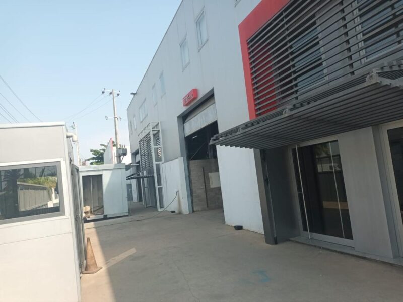fábrica de alumínio (Caixilharia etc) com todas as máquinas a funcionar