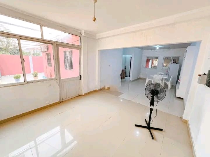 Vende-se está casa de esquina do tipo T3+1 anexo