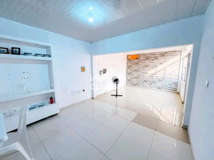 Vende-se está casa de esquina do tipo T3+1 anexo