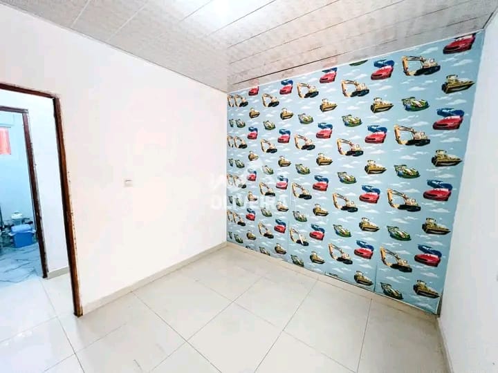 Vende-se está casa de esquina do tipo T3+1 anexo