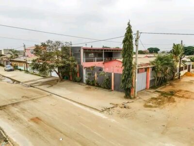Vende-se está casa de esquina do tipo T3+1 anexo