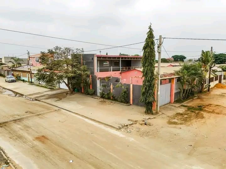 Vende-se está casa de esquina do tipo T3+1 anexo