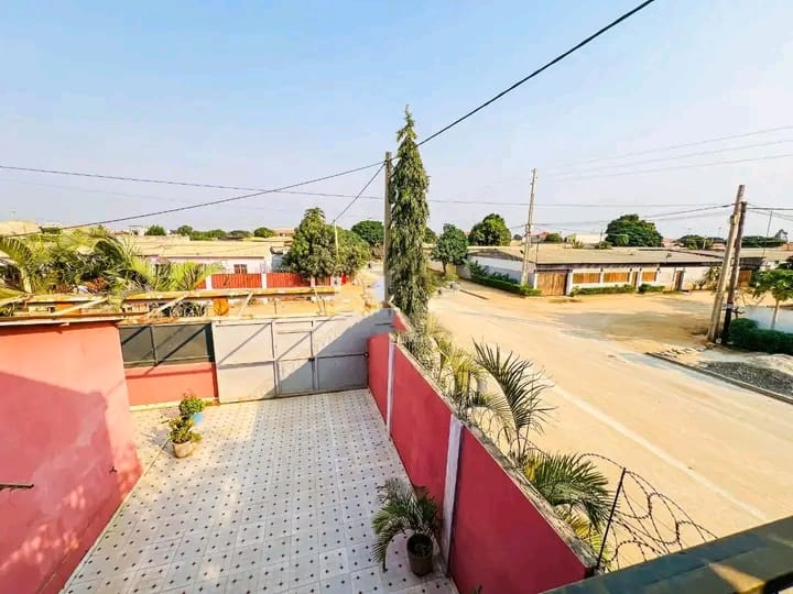Vende-se está casa de esquina do tipo T3+1 anexo