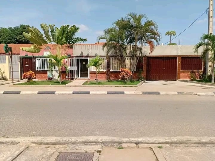 VIVENDA V7 + 2 ESPAÇOS COMERCIAIS À VENDA