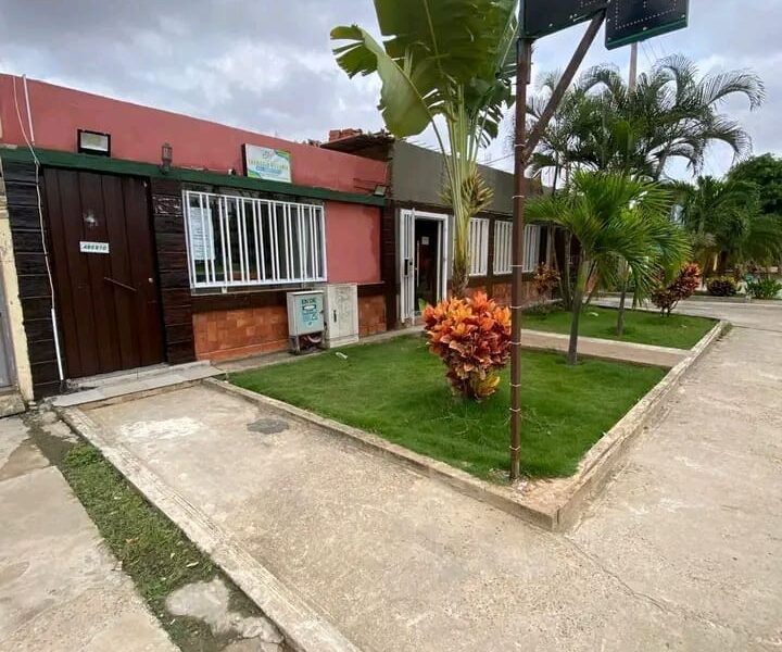 VIVENDA V7 + 2 ESPAÇOS COMERCIAIS À VENDA