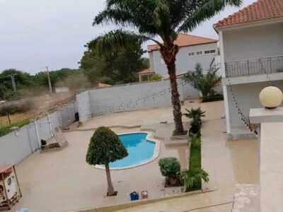 ARRENDA-SE EXCELENTE MORADIA T9 – BELAS, FUTUNGO