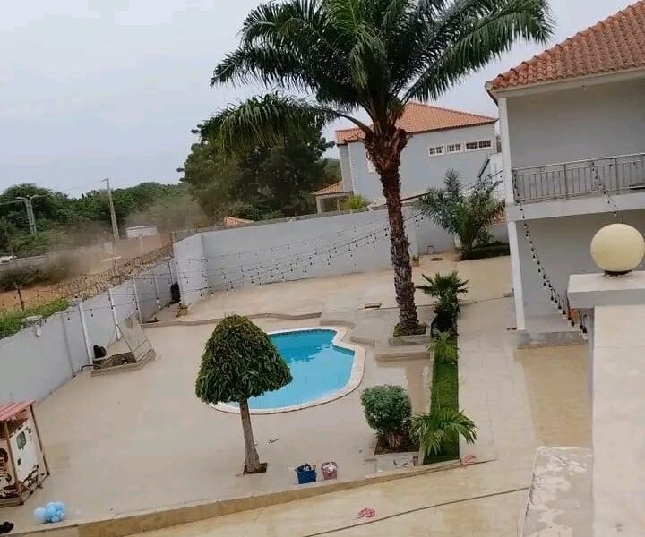 ARRENDA-SE EXCELENTE MORADIA T9 – BELAS, FUTUNGO