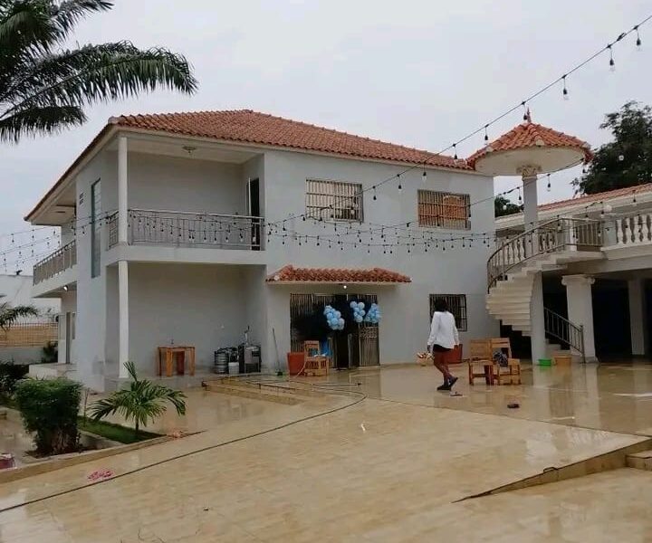 ARRENDA-SE EXCELENTE MORADIA T9 – BELAS, FUTUNGO