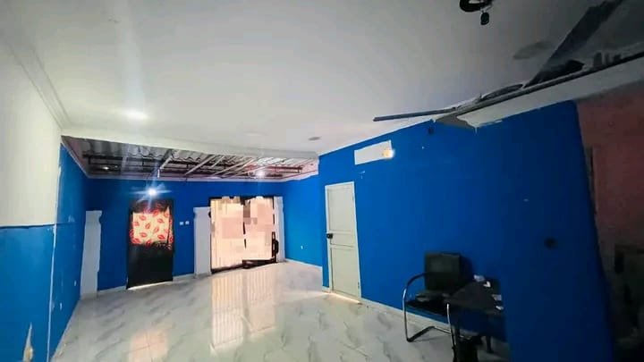VENDE-SE ESTABELECIMENTO OU ESPAÇO COMERCIAL NO CENTRO/CEDE DA VILA DE VIANA ZONA TOTALMENTE COMERCIAL