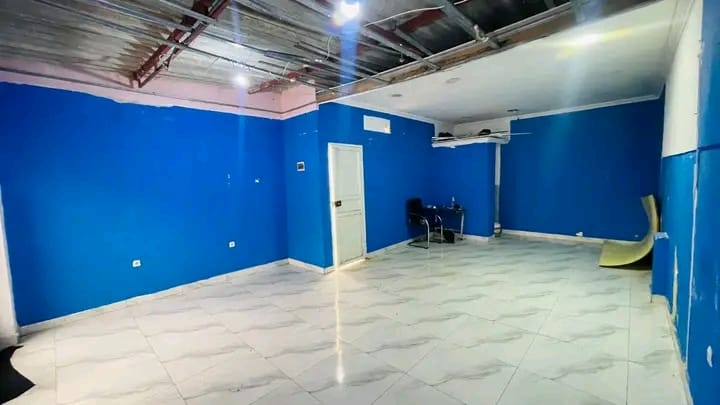VENDE-SE ESTABELECIMENTO OU ESPAÇO COMERCIAL NO CENTRO/CEDE DA VILA DE VIANA ZONA TOTALMENTE COMERCIAL