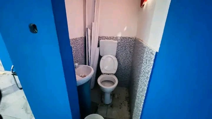 VENDE-SE ESTABELECIMENTO OU ESPAÇO COMERCIAL NO CENTRO/CEDE DA VILA DE VIANA ZONA TOTALMENTE COMERCIAL