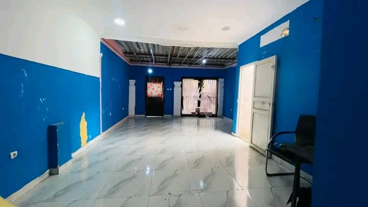 VENDE-SE ESTABELECIMENTO OU ESPAÇO COMERCIAL NO CENTRO/CEDE DA VILA DE VIANA ZONA TOTALMENTE COMERCIAL