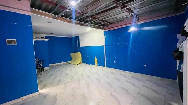 VENDE-SE ESTABELECIMENTO OU ESPAÇO COMERCIAL NO CENTRO/CEDE DA VILA DE VIANA ZONA TOTALMENTE COMERCIAL